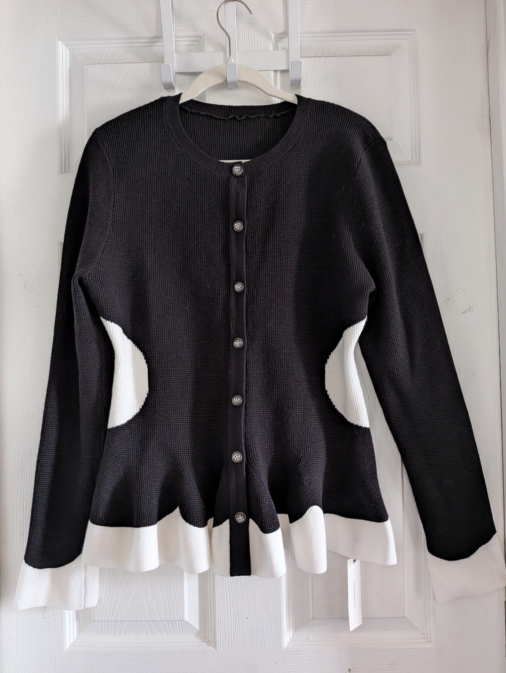 Commense Contrast Ruffle Hem Button Cardigan - Picture 16 of 16